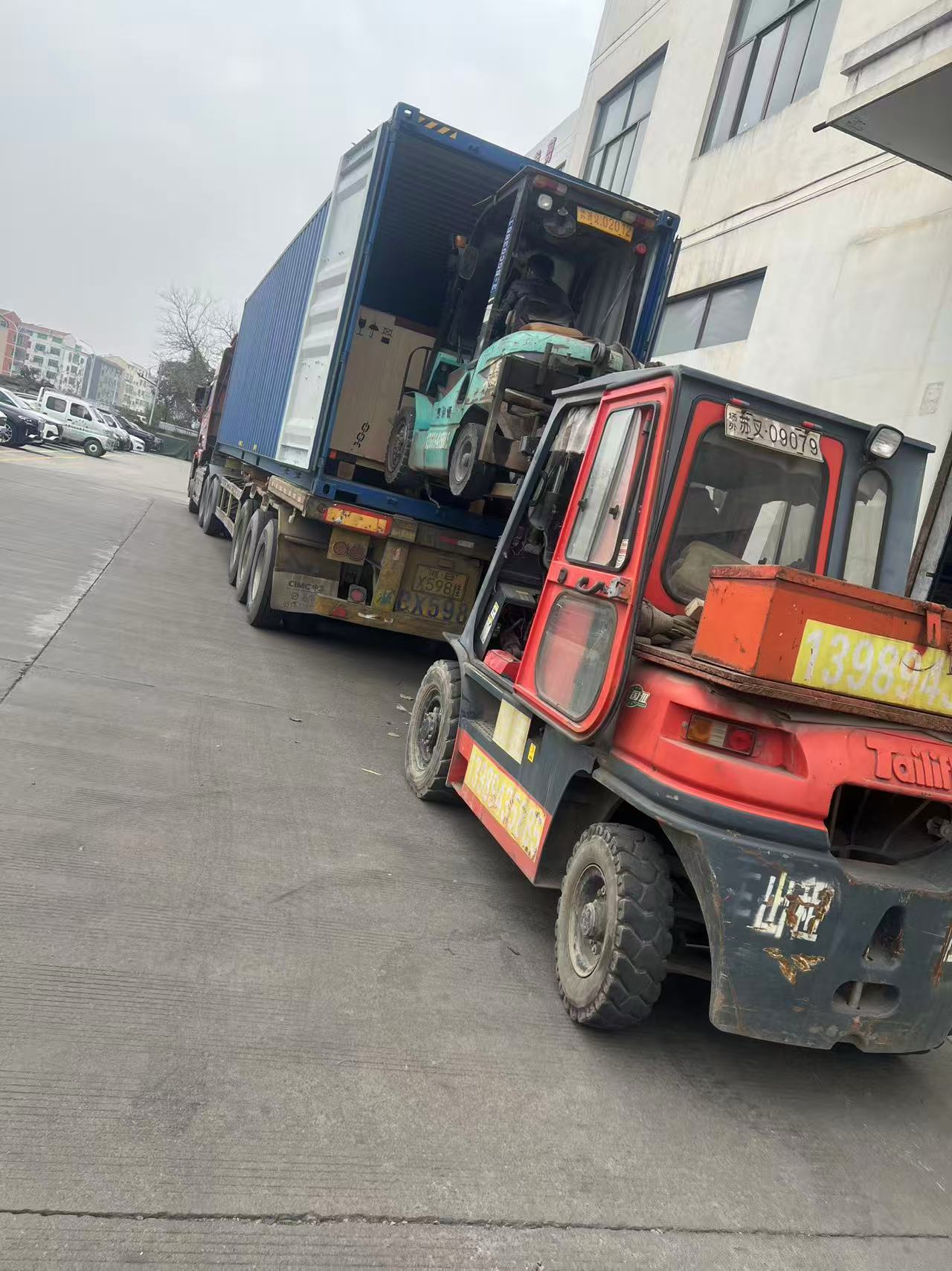 Погрузка контейнера вилочным погрузчиком на складе Cargo 931